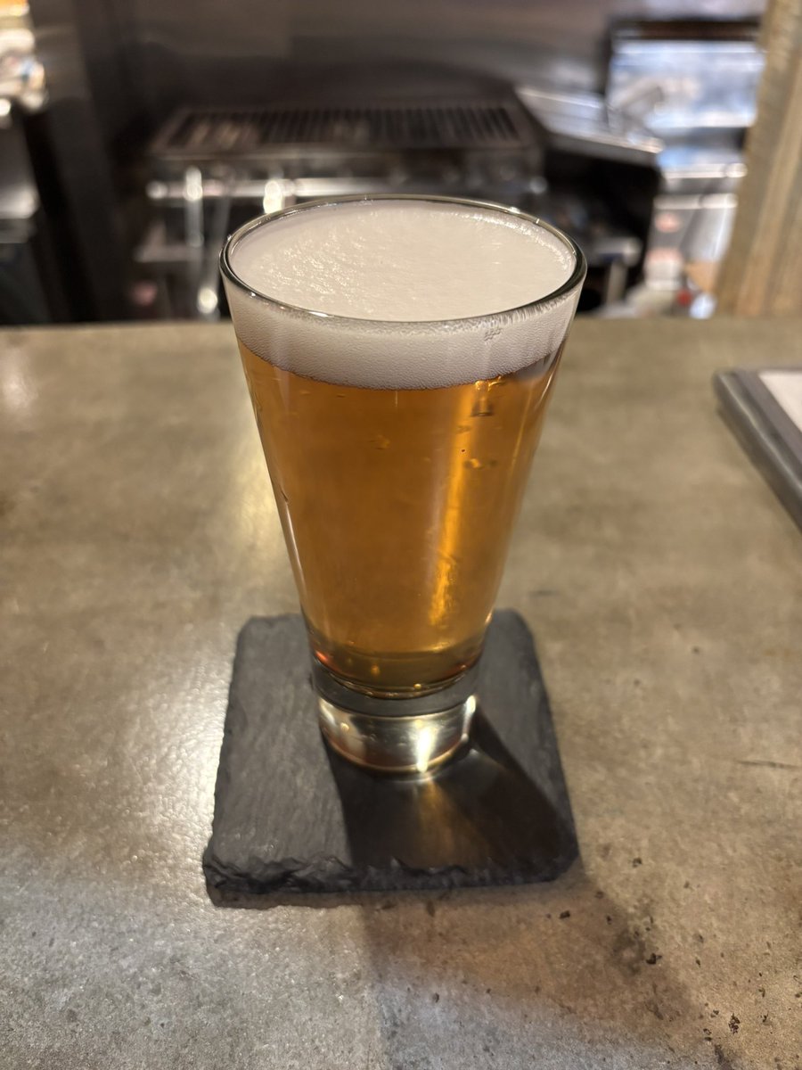 tabiyominomi's tweet photo. 佐賀のB-POINTさんで、GAME BREW「Whoop!」です。SOUR IPAおいしい。柑橘とかベリーとか、あとからくるスパイスもすき!!
#クラフトビール
#GAMEBREW https://t.co/qTEM0TAHgi