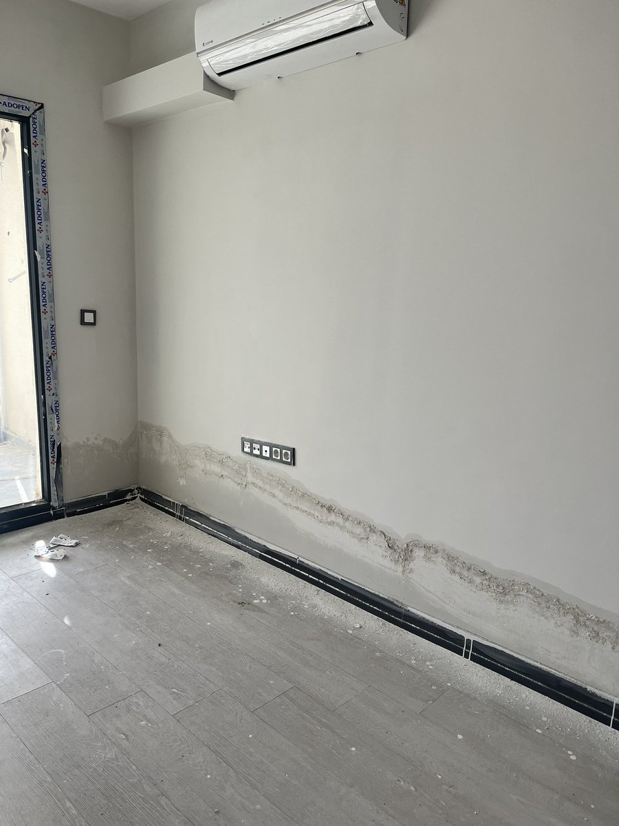 Hatay'da depremzedelere layık görülen Tokilerin haline bakın. daha kimsenin oturmadığı sıfır binalar bunlar. Rezalet.