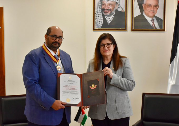 ِA Ministra dos Negócios Estrangeiros e dos Expatriados, Dr. Varsin Aghabekian Shahin, entregou
a Medalha Estrela da Amizade, em nome de Sua Excelência o Presidente Mahmoud Abbas, ao Embaixador da República da África do Sul no Estado da Palestina, Sr. Shaun Edward