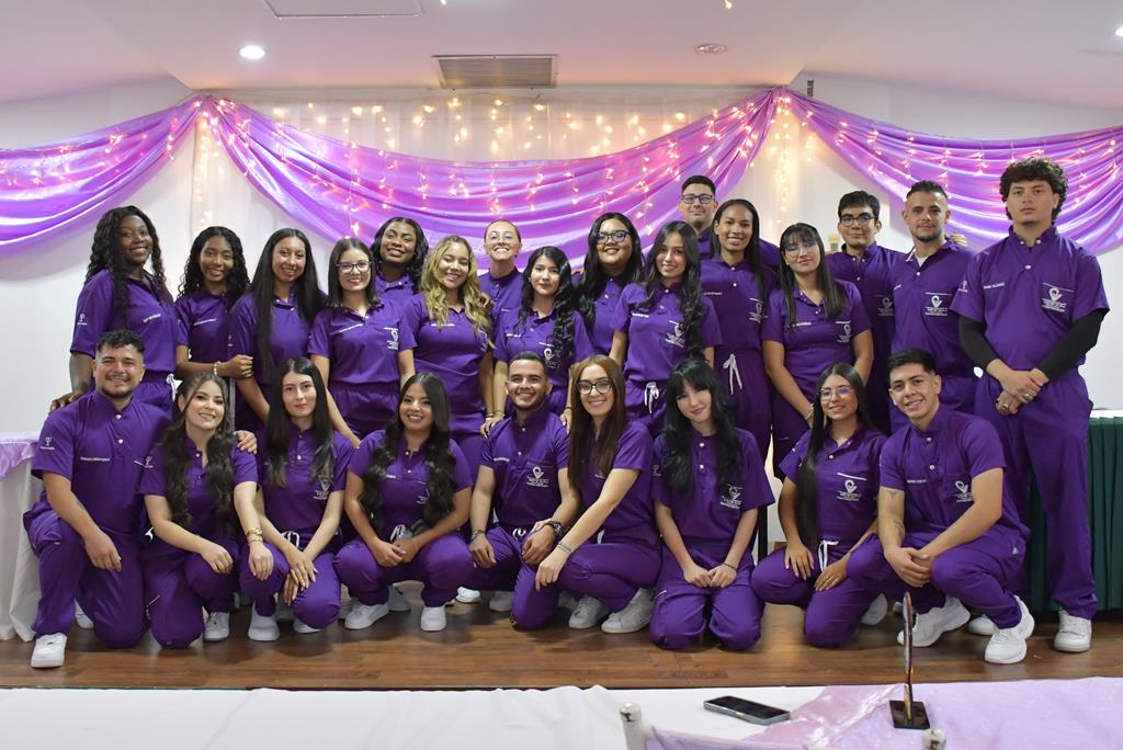 En este día no solo se entregan símbolos, se reafirma una vocación 💙✨
Cada insignia representa compromiso 🤝, ética ⚖️ y el inicio de un camino dedicado al cuidado de la salud mental 🧠💚
Felicitamos a nuestros estudiantes de Psicología 🎓 por este importante paso en su