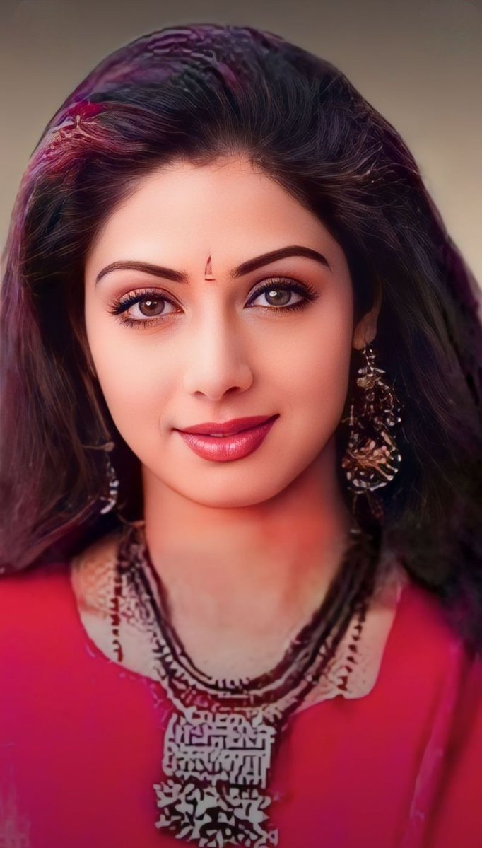 SrideviKapoor's tweet image. oh to see Sridevi on the sets of films in the 90s when she was already an established queen.... 

#Sridevi 
@sridevibapoor 

#BTS #onSet #Bollywood #icon #legend