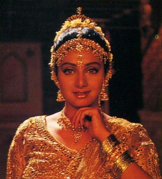 SrideviKapoor's tweet image. oh to see Sridevi on the sets of films in the 90s when she was already an established queen.... 

#Sridevi 
@sridevibapoor 

#BTS #onSet #Bollywood #icon #legend