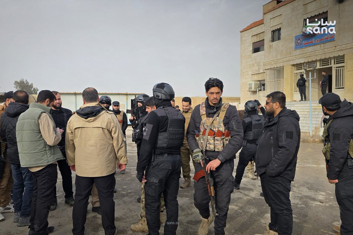SANAEnOfficial's tweet photo. SANA reporter: Syria’s Internal Security Forces have begun deploying in the city of Hasakah under an agreement between the Syrian government and the Syrian Democratic Forces (SDF).
#SDF
#Hasakah
#InternalSecurityForces https://t.co/8BMPacM4d2