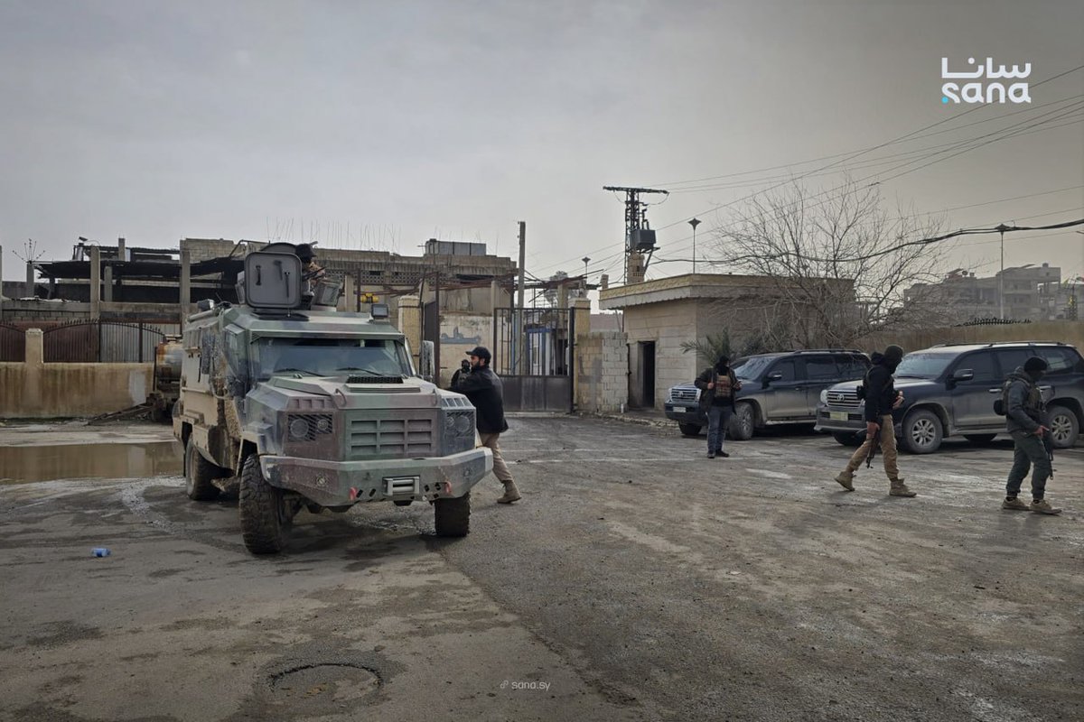 SANAEnOfficial's tweet photo. SANA reporter: Syria’s Internal Security Forces have begun deploying in the city of Hasakah under an agreement between the Syrian government and the Syrian Democratic Forces (SDF).
#SDF
#Hasakah
#InternalSecurityForces https://t.co/8BMPacM4d2