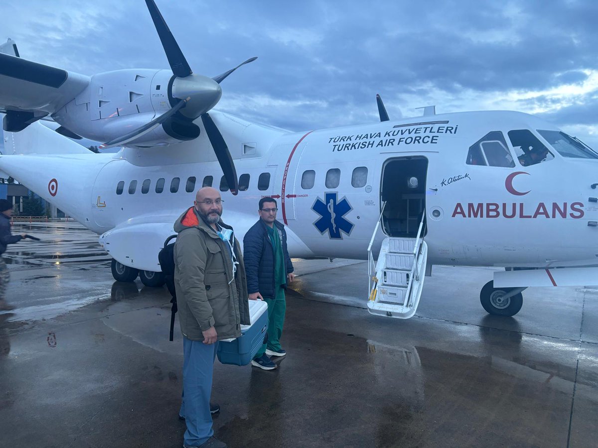 tcsavunma's tweet photo. Hava Kuvvetleri Komutanlığımıza ait ambulans uçağımız ile acil organ nakli bekleyen bir vatandaşımız için İstanbul’dan Ankara’ya kalp greftini en kısa sürede ulaştırarak zamanla yarışta kritik bir rol üstlendik. 

Bir kalp, bir umut, bir hayat…

Vatandaşımıza acil şifalar diliyoruz.

#MillîSavunmaBakanlığı