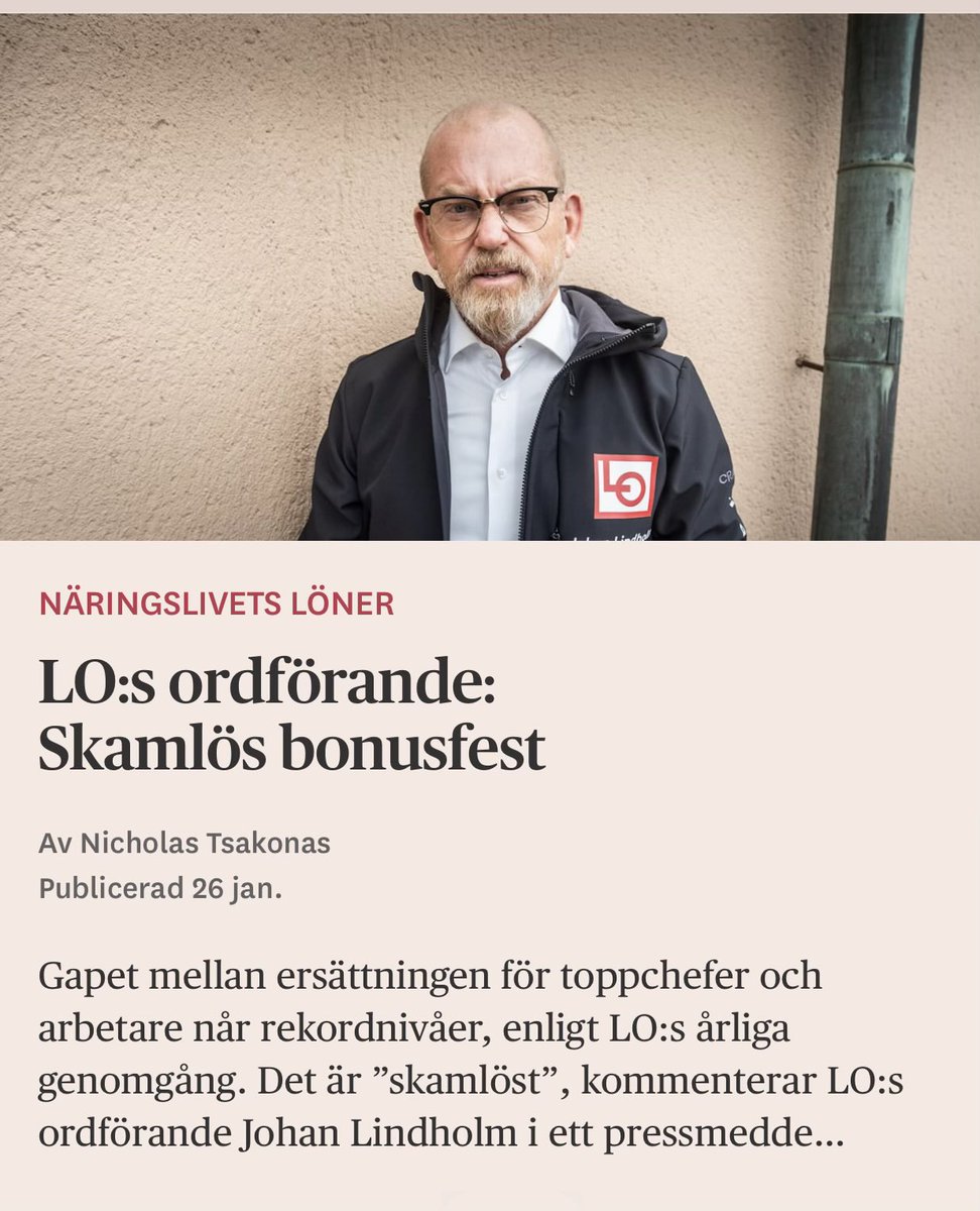 LO:s Makteliten 2026: En topp VD tjänar som 103 barnskötare tillsammans – "skamlöst", "bonusfest", "måste få stopp NU", vrålar Johan Lindholm.

Men LO:s egen boss? Lindholm taxerar 129 683 kr/mån (senaste siffror, ingen lönesänkning sen Byggnads-tiden). Barnskötare? 27 500 kr/mån
