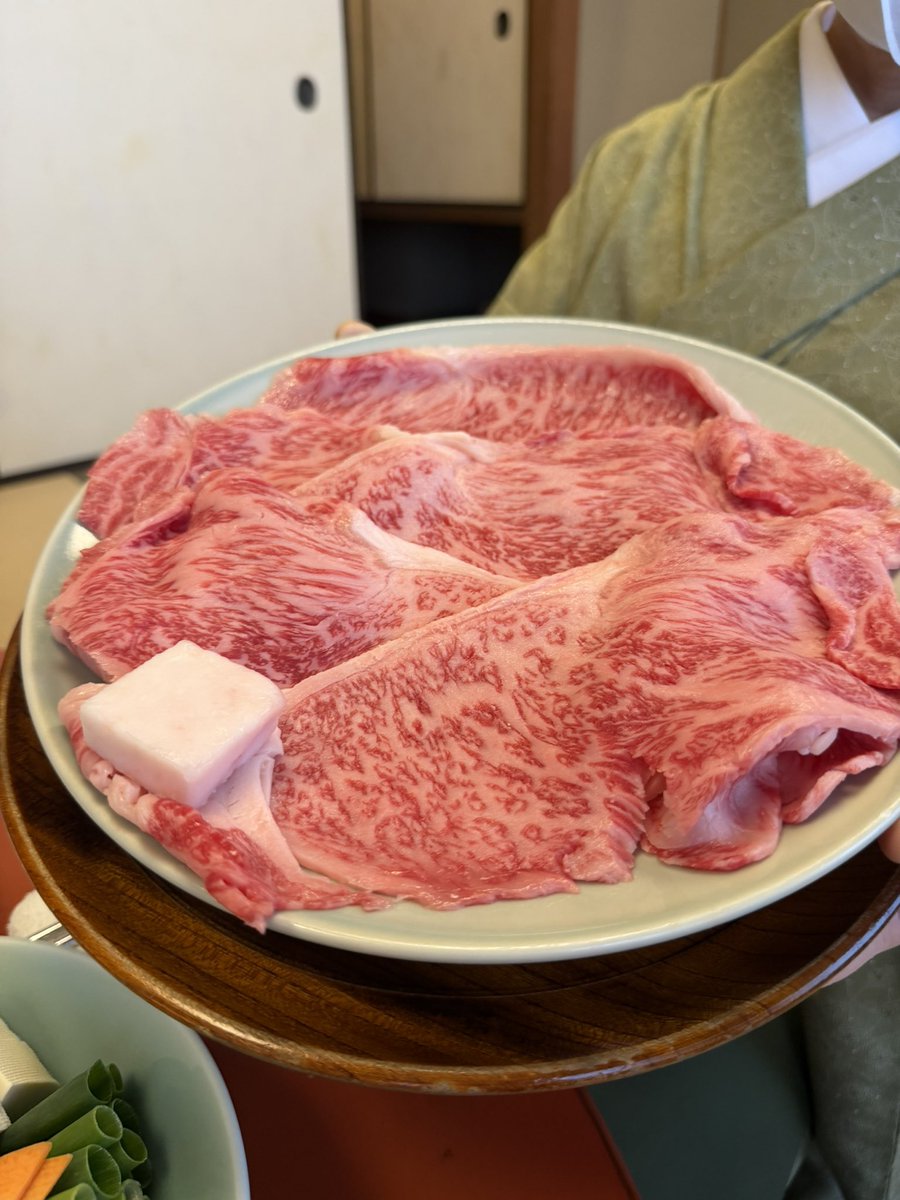yy112919's tweet photo. 伊勢からの京都🧏🏻‍♀️🩵和田金ですき焼き美味しかった〜お肉1枚半食べてギブ。 https://t.co/0T8nQ9n06S