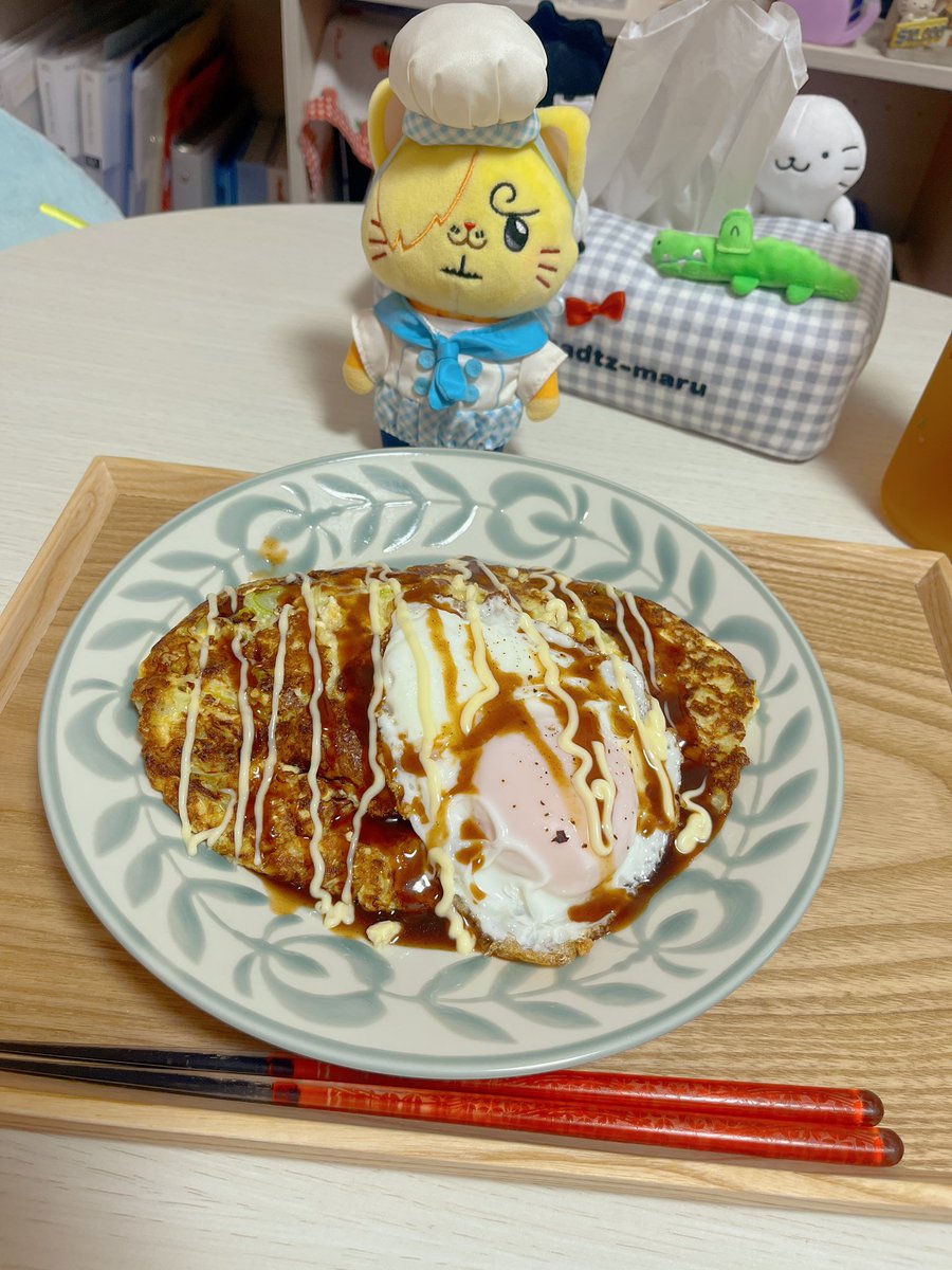 このお好み焼きに似た料理は、豆腐、千切りキャベツ、10パック入り卵を賞味期限までに食べきれない問題を解決します。