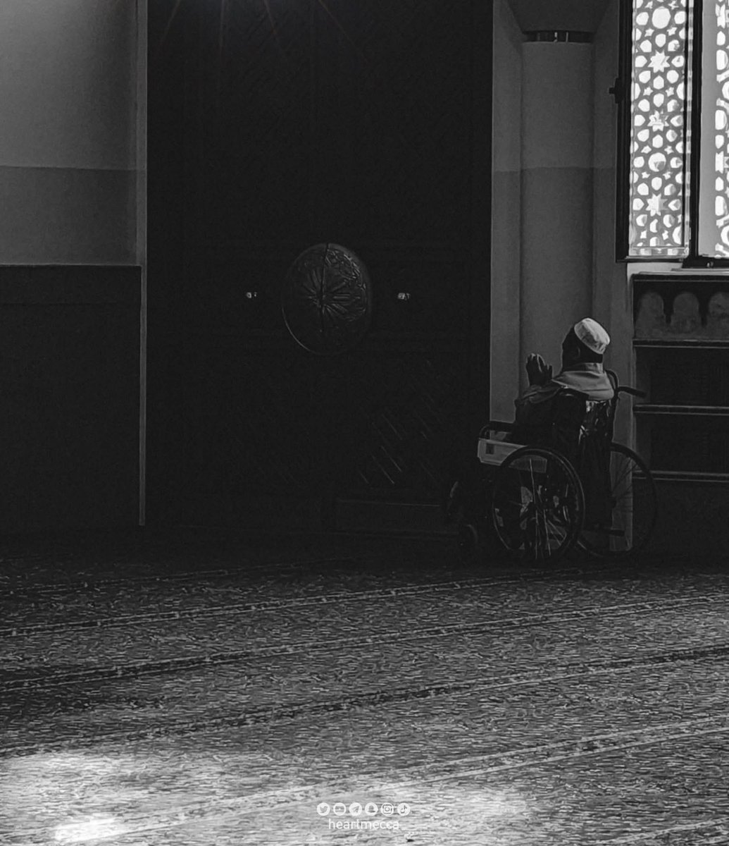 "ولَا أُبالي ولو ضَاقَت بِمَا رَحُبَت
 وَلِي برَحبِكَ مِحرَابٌ ومُعتَكَفُ!"