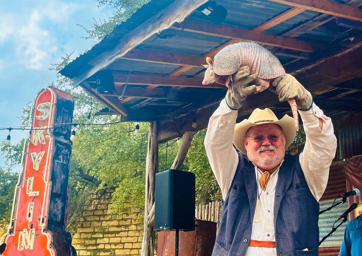 Mr_JCE's tweet photo. Punxsutawney Phil says six more weeks of winter… but this is Texas. 🤠

In Austin, Bee Cave Bob the weather-predicting armadillo has been calling earlier springs since 2010. Shadow = more winter. No shadow = early spring.

So… you trusting Phil or rolling with Bob? @cbsaustin https://t.co/LYOd91CibK