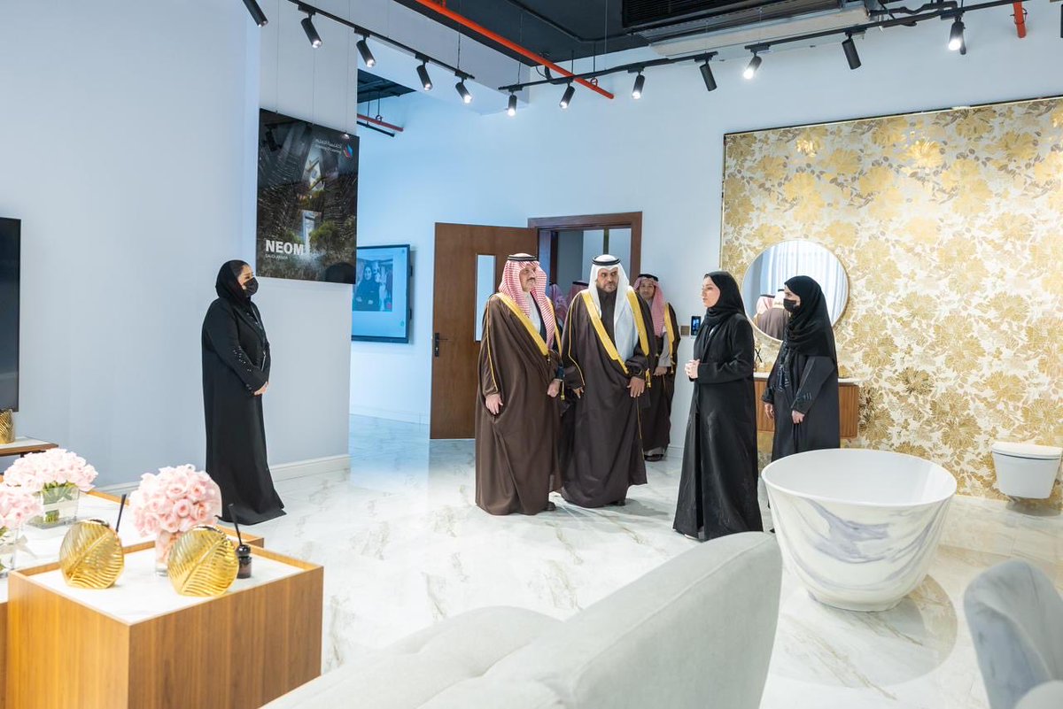 أمير المنطقة الشرقية يرعى تدشين أكاديمية التعلّم في الدمام

برعاية صاحب السمو الملكي الأمير سعود بن نايف بن عبدالعزيز آل سعود، أمير المنطقة الشرقية، تم يوم الاثنين تدشين أكاديمية التعلّم بمدينة الدمام، بحضور عدد من المسؤولين والخبراء في مجالات التدريب والتأهيل المهني.

وأكَّد سمو