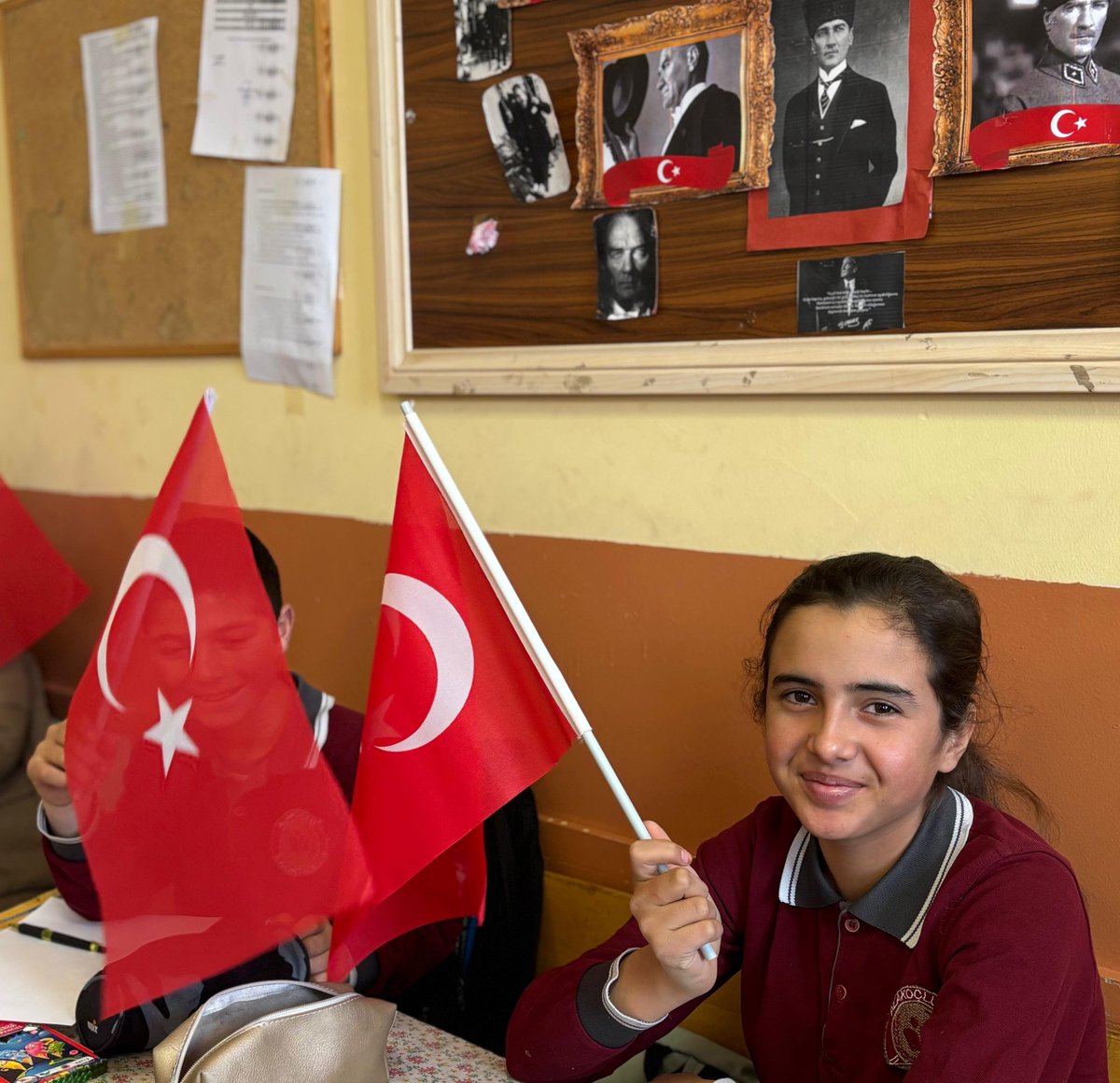 Alakoclu04's tweet photo. İstiklal Bayrakla, İstikbal Maarifle! 🇹🇷

Yeni dönemin ilk dersine, ay yıldızlı bayrağımıza duyduğumuz sevgiyle başladık. 🥰

Birliğimiz bayrakta, geleceğimiz eğitimde. 🇹🇷

#BayraklaBaslayanOkul 🇹🇷

@hasan_kokrek @agrimem
@Ahmetkaya0404 @taslicaymem 
@UtkuKzlkya https://t.co/uDbFv490ch
