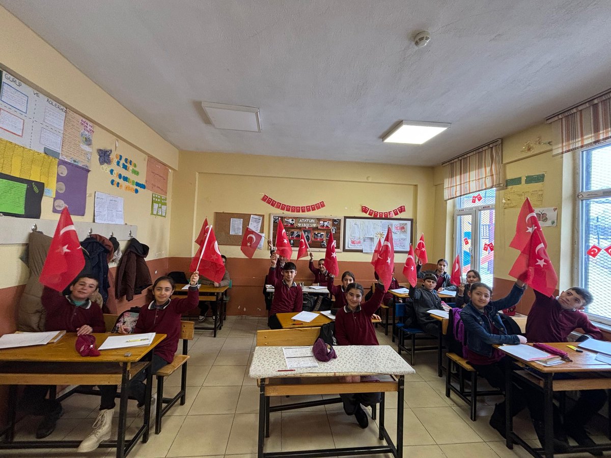 Alakoclu04's tweet photo. İstiklal Bayrakla, İstikbal Maarifle! 🇹🇷

Yeni dönemin ilk dersine, ay yıldızlı bayrağımıza duyduğumuz sevgiyle başladık. 🥰

Birliğimiz bayrakta, geleceğimiz eğitimde. 🇹🇷

#BayraklaBaslayanOkul 🇹🇷

@hasan_kokrek @agrimem
@Ahmetkaya0404 @taslicaymem 
@UtkuKzlkya https://t.co/uDbFv490ch