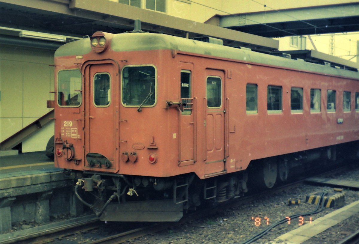 前面に貫通扉がある形式を挙げる 本日は2月2日ですのでキハ22形。4枚目