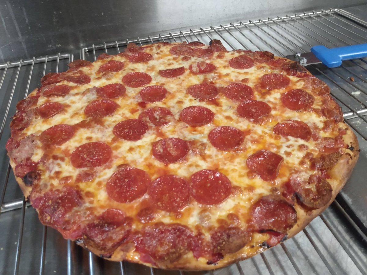 TheeUpperCrust's tweet image. Experience the deliciously classic pepperoni pizza stone cooked to perfection in #Pardeeville tonight! 🍽️ #TheeUpperCrust #PardeevilleEats #PizzaAndBeyond #PepperoniPizza #ItalianDining