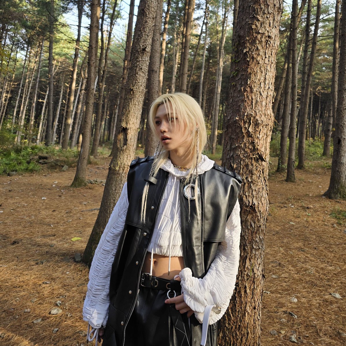 pixievll's tweet photo. just felix dropping these insanely gorgeous pictures of his look and outfit for ‘unfair’ mv https://t.co/tNVIOa0Wdr