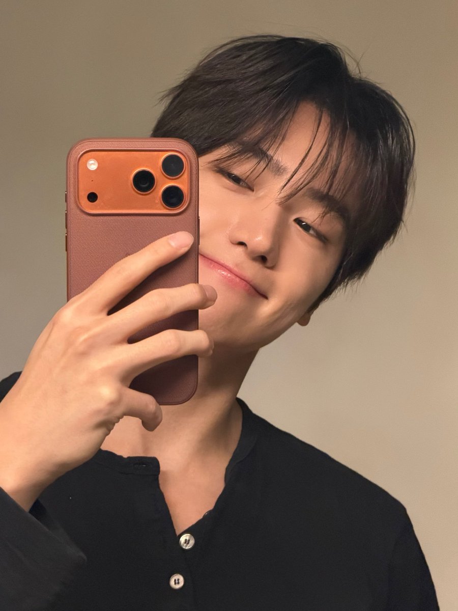 I_S2_24's tweet photo. 요즘 근황.. 횬둥이 셀카 받고 기절했다가 뒤늦게 쓰담쓰담하기 https://t.co/nNjNFos4dK