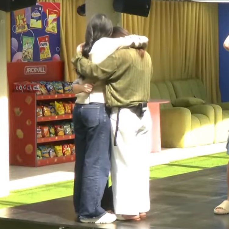 lellazone's tweet image. prinleylla group hug :”) laban my girls!

LELLA BRIGHTENS MONDAY
#PBBCollab20TheUltim8Twist