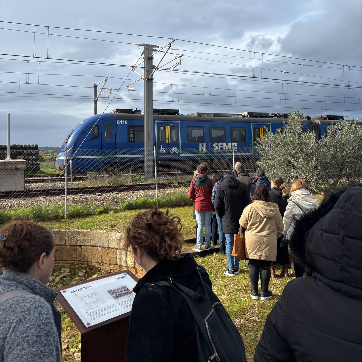sferroviarism's tweet photo. 🚉 Feim una ruta guiada per les estacions ferroviàries d'Inca i l'Enllaç per explicar la seva història i funcionament diari a una trentena de professors de #Mallorca.
🧑🏫 Una jornada participativa organitzada en col·laboració amb el #CEPInca i emmarcada en el pla de formació permanent del professorat.