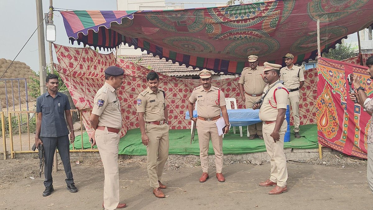 #మున్సిపల్ ఎన్నికల నేపథ్యంలో భూపాలపల్లి జిల్లాలో #కుందుర్‌పల్లి, #బాంబులగడ్డ చెక్‌పోస్టులు, పోలింగ్ స్టేషన్లు, డిస్ట్రిబ్యూషన్ &amp; కౌంటింగ్ సెంటర్లను పరిశీలించడం జరిగింది. శాంతిభద్రతలు కట్టుదిట్టంగా అమలు చేసి, ఎన్నికలు ప్రశాంతంగా జరిగేలా సూచనలు చేయడం జరిగింది.