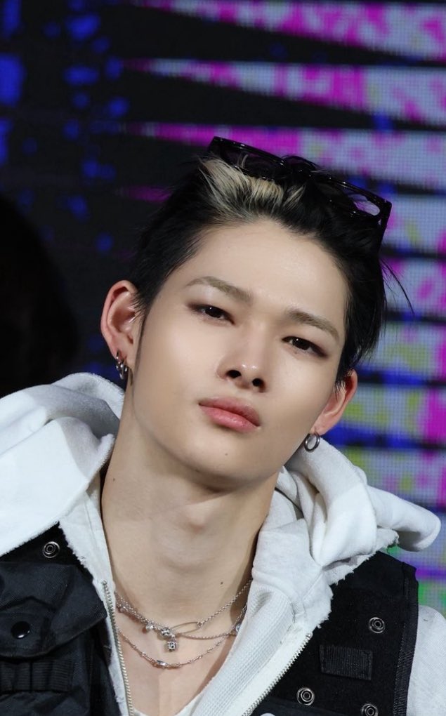 hoonkiffeine's tweet photo. ni-ki and his severe case of doll face >_<
please please please he is so pretty 

#NI_KI #니키 #ニキ https://t.co/Uanna22n2Q
