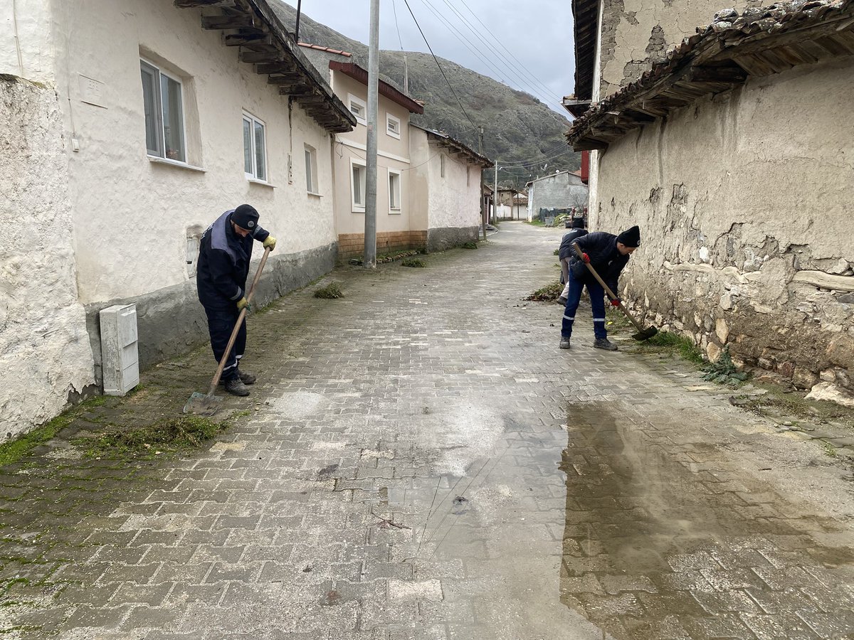 🚧🚜Belediye Başkanlığımız tarafından İlçemizde devam eden çalışmalar kapsamında; A101 Depo ve Seranit Fabrikası arasında bulunan yol ile Oklubalı Mahallemizde bozuk olan yollara stabilize malzeme serilerek iyileştirme çalışmaları ve İlçemiz cadde, sokaklarında genel temizlik