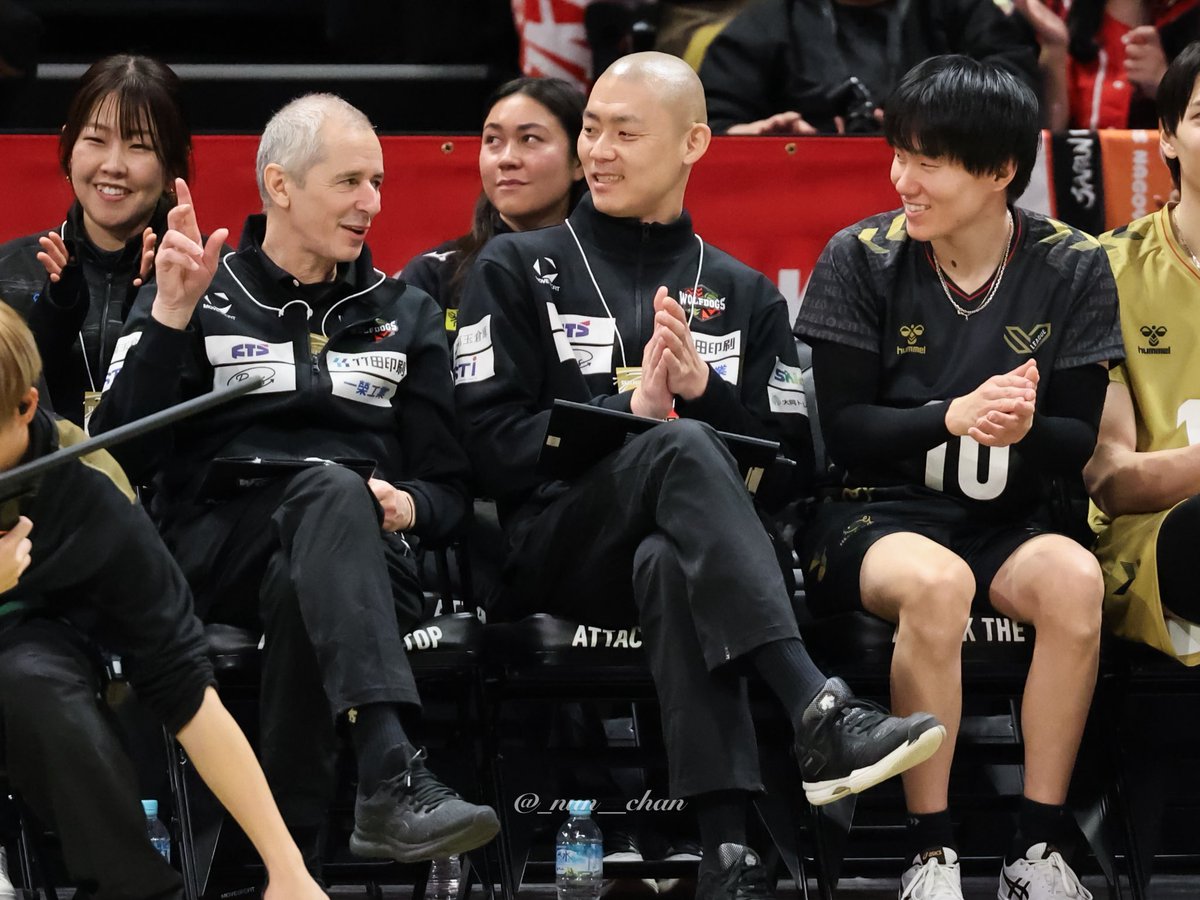 _nun__chan's tweet photo. 𝟐𝟎𝟐𝟔.𝟐.𝟏
SVリーグ オールスターMEN
📍GLION ARENA KOBE

☺️☺️☺️☺️☺️
こちらも大微笑みウルド幸せ空間🐺

#小川智大 選手 
#近裕崇 MG
#ヴァレリオ・バルドウィン 監督
#大同生命SVリーグ
#エムット_SVリーグオールスター https://t.co/6yws2U1xqq