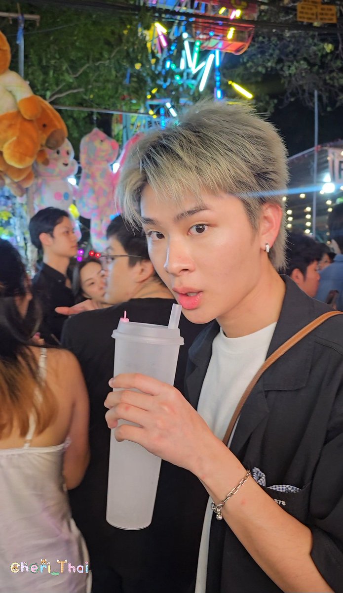 แก้มชมพู ผมสีบอร์น จมูกโด่ง ข้อมือเล็กๆ 
#THAIchayanon