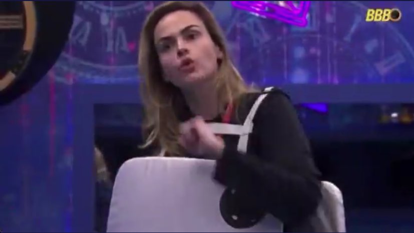 poponze's tweet image. Sarah: “Vou te dar uma dica pro seu monstro. Coloca 20 peças e deixa espaço para quando cair. ”

Ana Paula: “Além de ser especialista em comportamento humano, é especialista em dominó?”

Sarah: “Só estou te ajudando”

Ana: “Porque você não se ajuda na sua vida?”

JESUS #BBB26