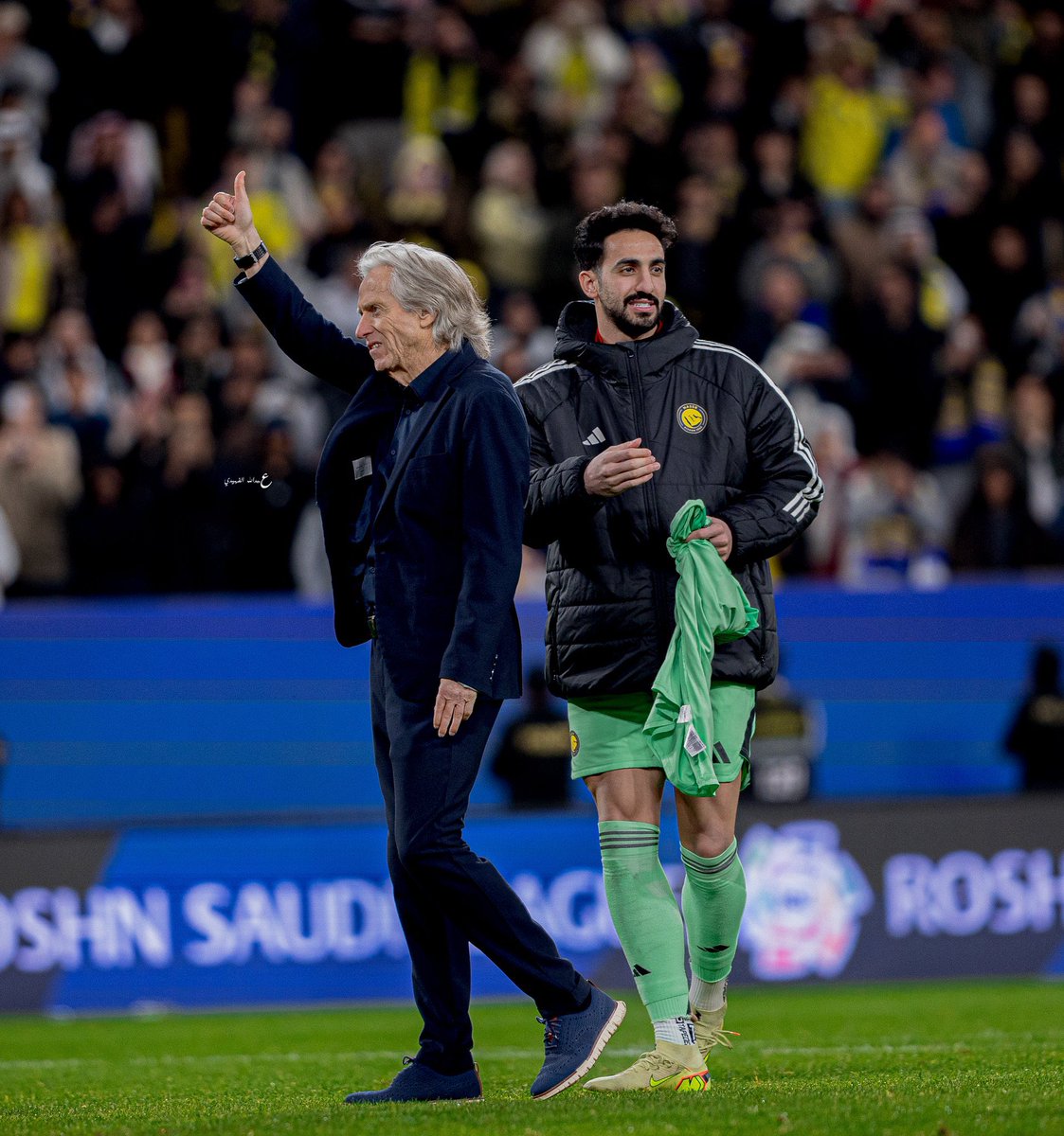 كلهم يثنون على الدون بعد رفضه اللعب احتجاجاً على تعامل الصندوق والإدارة التنفيذية مع النصر ..الدون مع الفريق من ثلاثه مواسم ويشوف الكوارث كل موسم وماحرك ساكن

القصة كاملة بطلها هذا الرجل الشريف هو اللي حرك الموضوع وجالس يقاتل من اجل الجمهور

اقسم بالله شريف💛