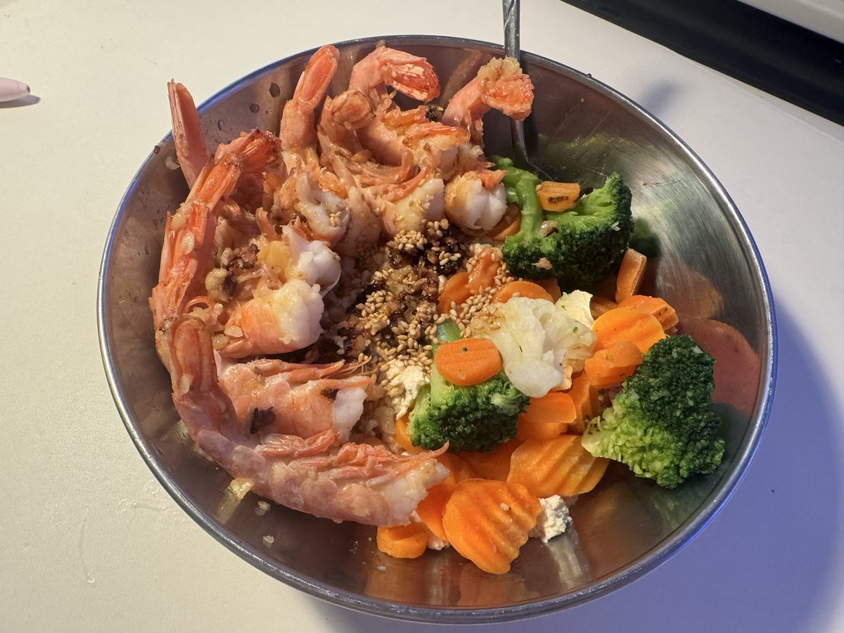 요리하는 재미에 빠져버렷따아
요리이름이 기억안남..😄
(새우 두부 기타등등 채소 이것저것..ㅋㅋㅋ)

#요리 #직접해먹는저녁 #트젠 #쉬멜