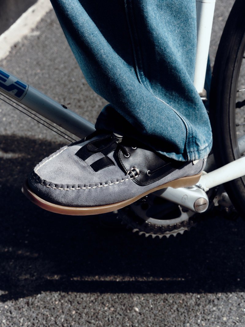 The new collaboration between HEREU and CARRER is built on a simple, geographic idea. It is a dialogue between the city and the sea. 
fuckingyoung.es/hereu-x-carrer…