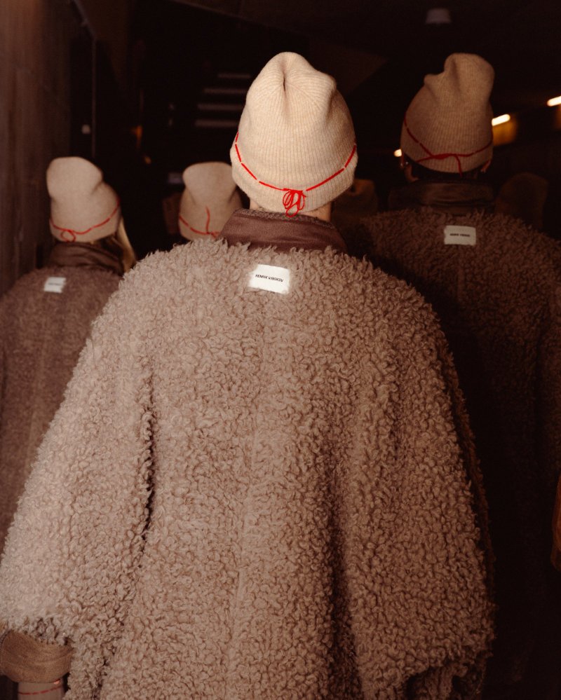 Henrik Vibskov FW26 Backstage! <a href="/CPHFW/">CPH Fashion Week</a> 
fuckingyoung.es/henrik-vibskov…