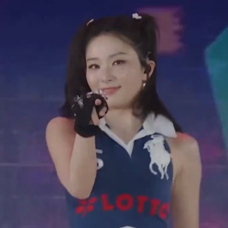 seulreneutt's tweet photo. same day, same person btw https://t.co/SivbtEnTKj