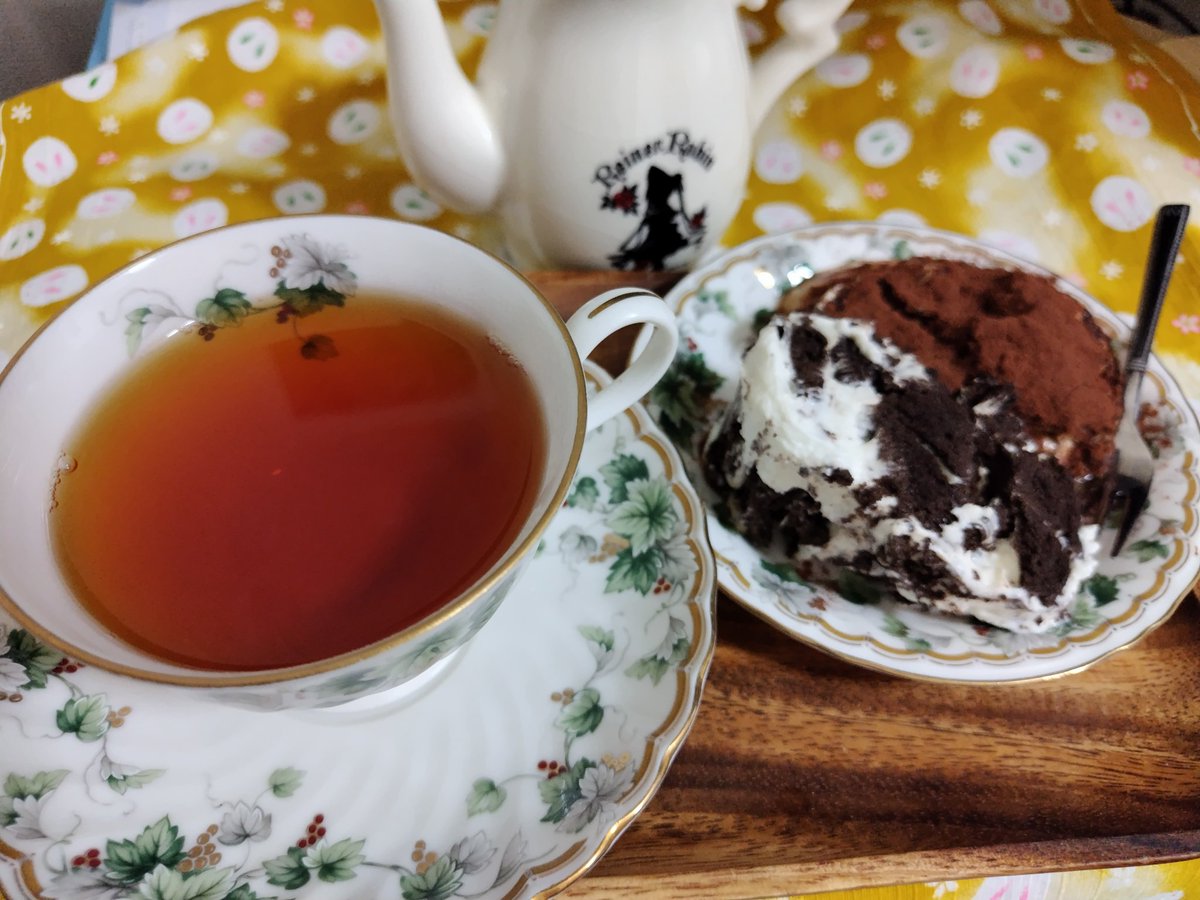 例のアレをたこも作るなり😋
と、初挑戦のように言ってるが、裏で何度か作ってる私はミーハー。
今回は生乳ヨーグルトを2つに分けて、オレオケーキ風とティラミス風にしてみた。
ティラミスの方はバタークッキー使ったからちょい緩い。残りは凍らせる事にした。
オレオは大正解。リピ決定である😋