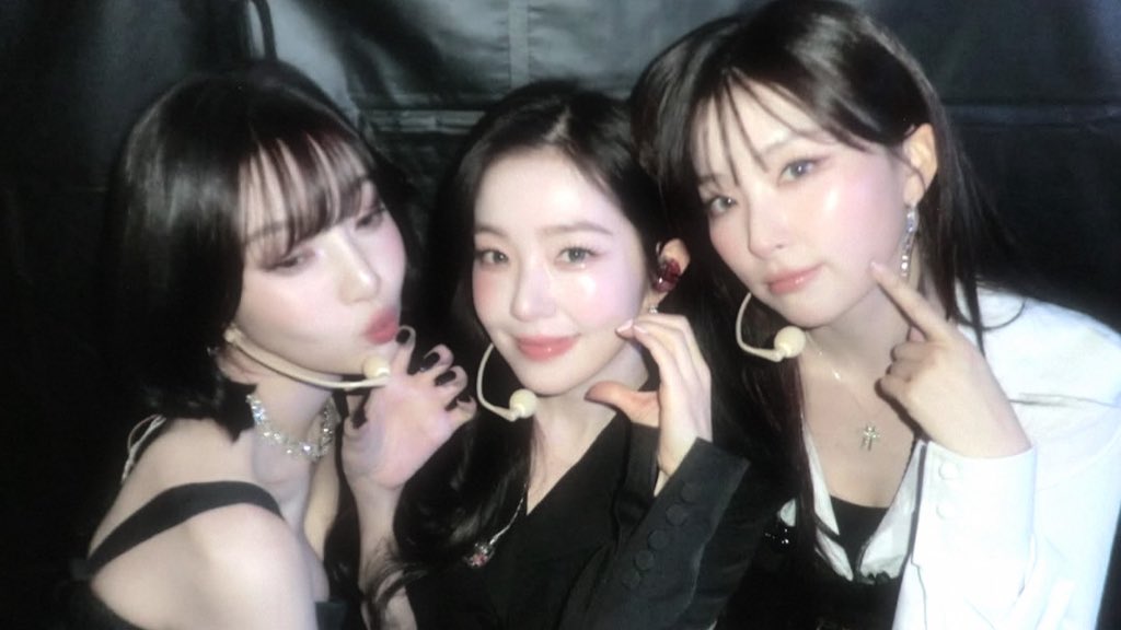 ❤︎  ;  backstage moments feel warmer when I’m standing next to them ˚˖𓍢ִ໋❀