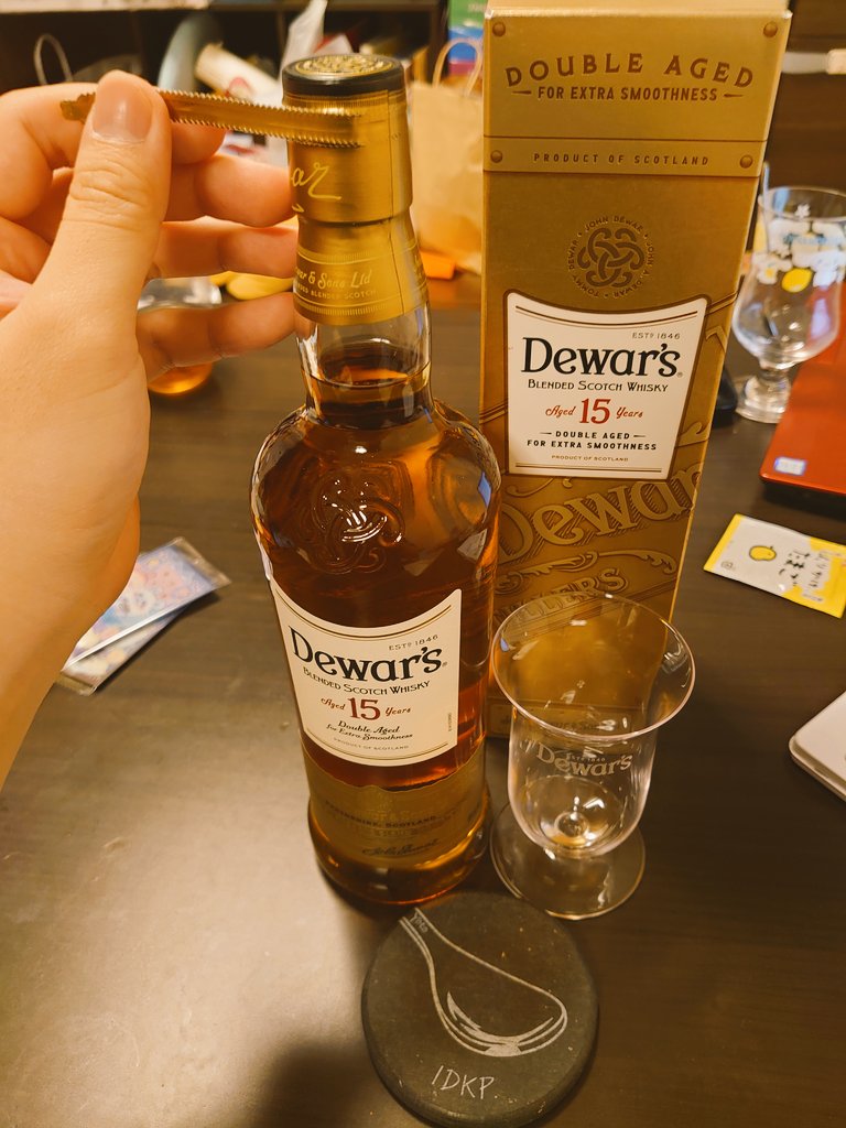 Johnny__Runner's tweet photo. 開封の儀👏👏

#TWLC
#ウイスキー
@dewars_jpn 
#マルチグラスセット
#ほぼリーデルのアレ
@yoto_borracho 
#IDKPコースター https://t.co/8kHyLXKnmB