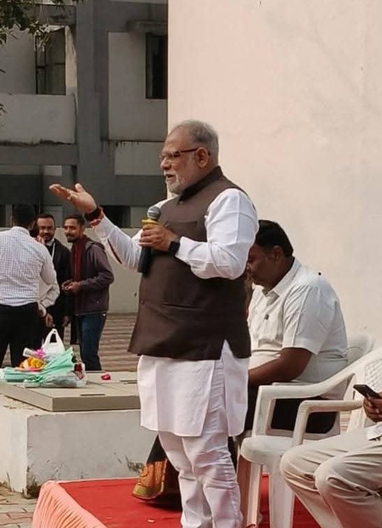 dilip_bagaria's tweet photo. આજ રોજ ચાંદખેડા વોર્ડમાં આવેલ ડી કેબિન વિસ્તારમાં અધિકાર સોસાયટી રૂપિયા 7.13 કરોડના ખર્ચે બનાવેલ ૧૫ લાખ લીટર ની ઓવર હેડ પાણીની ટાંકીનું લોકાર્પણ કાર્યક્રમ રાખવામાં આવ્યો હતો જેમાં ઉપસ્થિત રહ્યો હતો.

#ડી_કેબીન_ચાંદખેડા_વોર્ડ 
#ઓવરહેડ_ટાંકી_૧૫_લાખલિટર 
#AMCV #AMCVikas https://t.co/7phlROdPjP