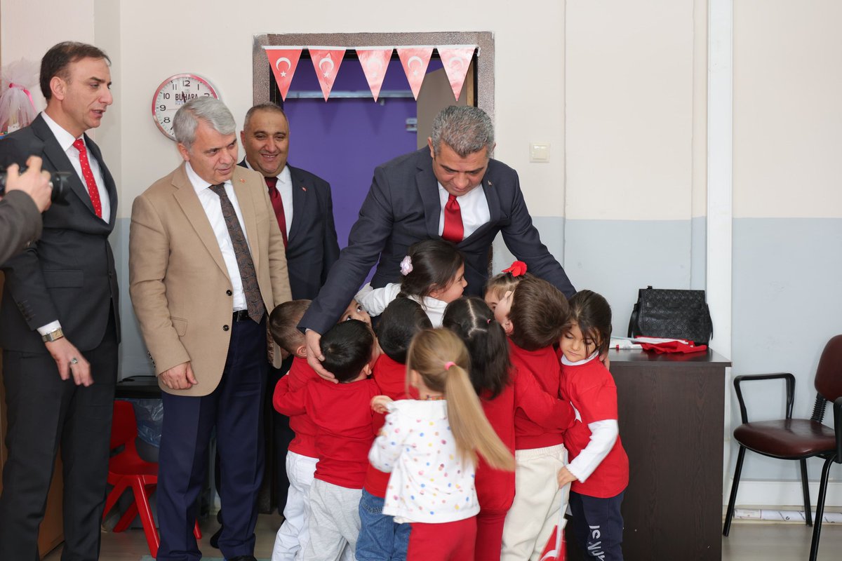 sabancilkokulu's tweet photo. "Bayrak Temalı İlk Ders" İl Milli Eğitim Müdürümüz Sayın Süleyman EKİCİ ve Yakutiye İlçe Milli Müdürümüz Sayın Abdurrahman GAZİOĞLU okulumuzda yapılan törene katılarak öğrencilerimizle bir araya geldiler.@Erzurum_Mem
@Yakutiyemem  @AGazioglu25 https://t.co/Vcwc6s1q1O