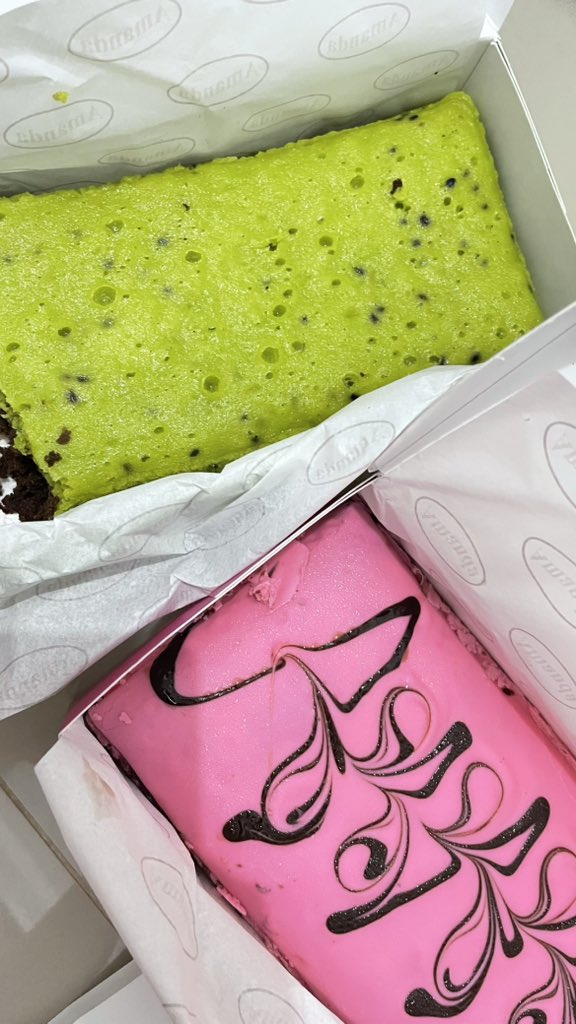 justustuu's tweet photo. @_AmandaBrownies Man lu wara wiri mulu jadi pengen kan, untung aceh baru buka outlet kemaren jadi langsung sikat dua 😭 https://t.co/xGNuXI0eDm