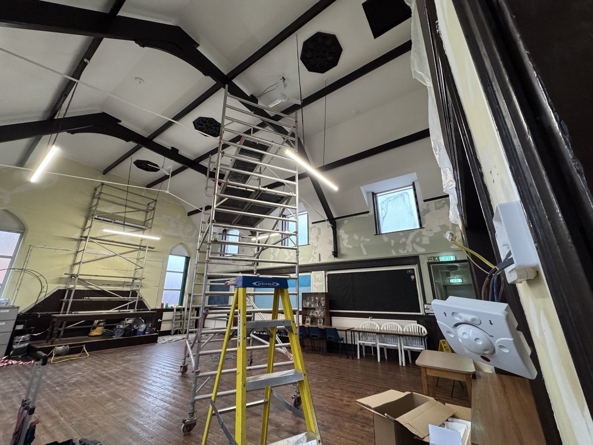 At Happivale Social club today installing some destrat fans.
They’ll push the warm air down from the high ceiling in the winter and cool in the summer
#Electrician #Derby #Nottingham #Sparkslife