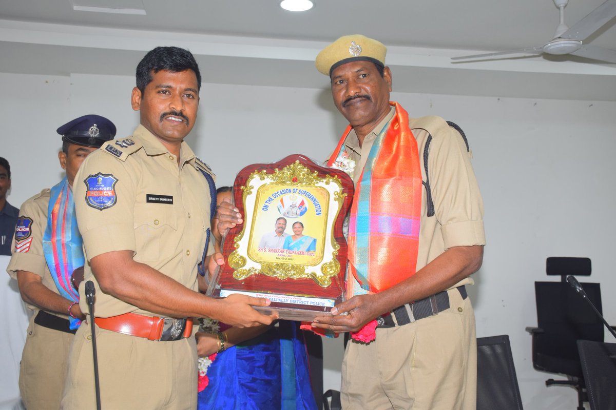 వ్యక్తిగత ఆరోగ్యంపై శ్రద్ధ వహిస్తూ కుటుంబానికి సమయం కేటాయించాలి.
జయశంకర్ భూపాలపల్లి జిల్లాలో సుదీర్ఘకాలంపోలీస్ విభాగంలో సేవలందించి పదవీ విరమణ పొందిన ముగ్గురు పోలీస్ అధికారులను ఘనంగా సన్మానించడం జరిగింది. ఈ సందర్భంగా వారి సేవలను ప్రశంసిస్తూ ఆరోగ్యం, కుటుంబ జీవనంపై సూచనలు చేశాను