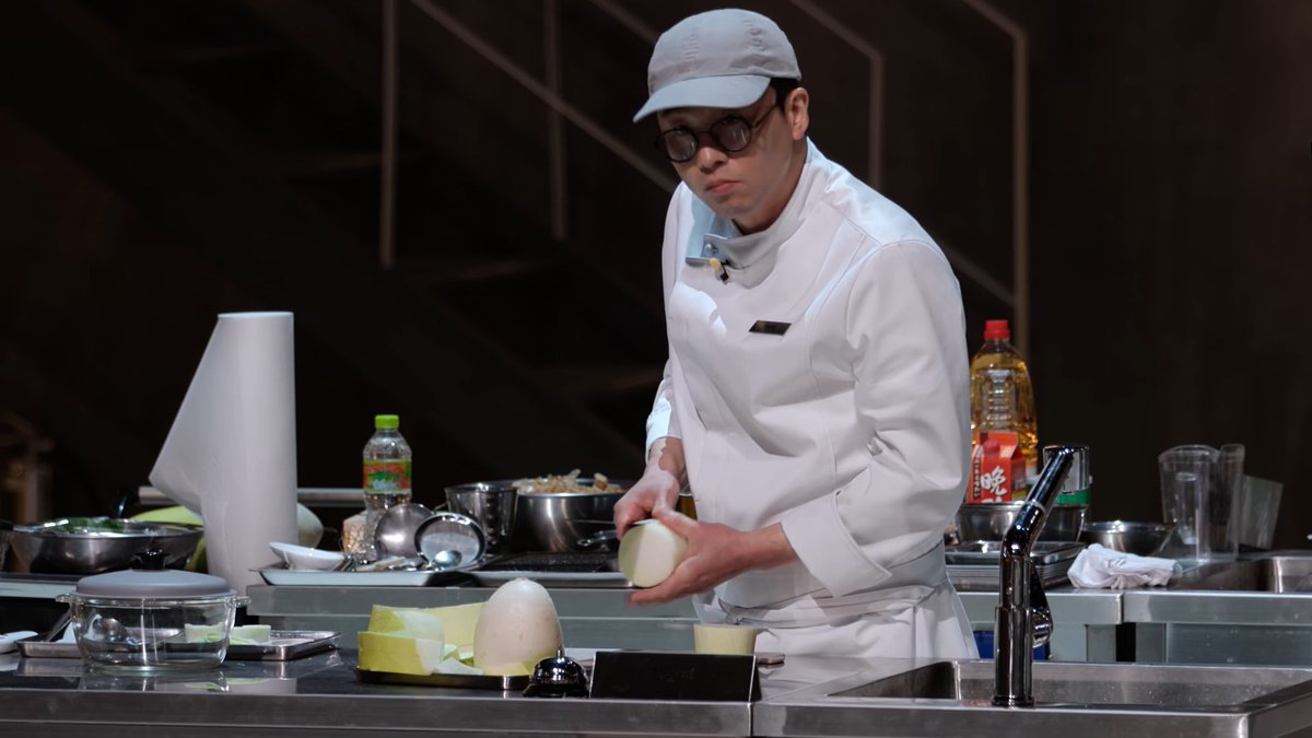 나는 평소에 조용...얌전...한 성격인 최솊이

요리만 시작하면 어떤모드 켜지듯이 바로 사람이 바뀌는 게 넘 신기하고... 멋지고... 존경스럽고... 인생을 바칠 만한 직업이 있다는 것에도 신기하고.........