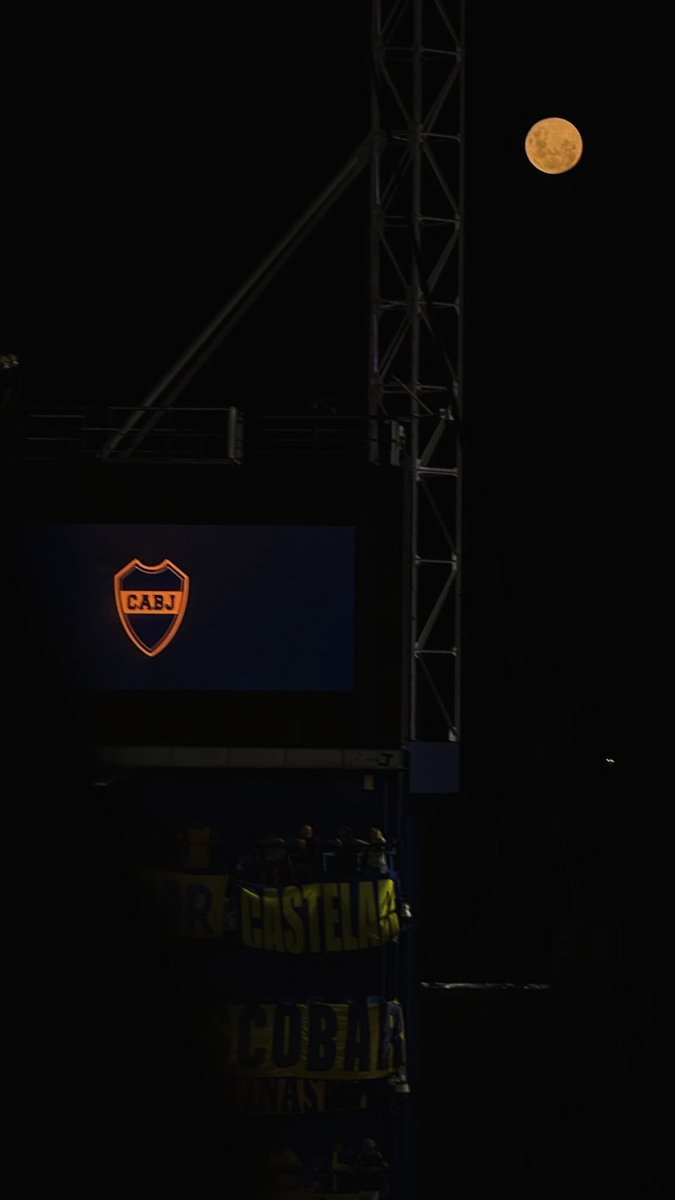 la elegancia con la que se apareció la luna ayer para ver ganar a Boquita