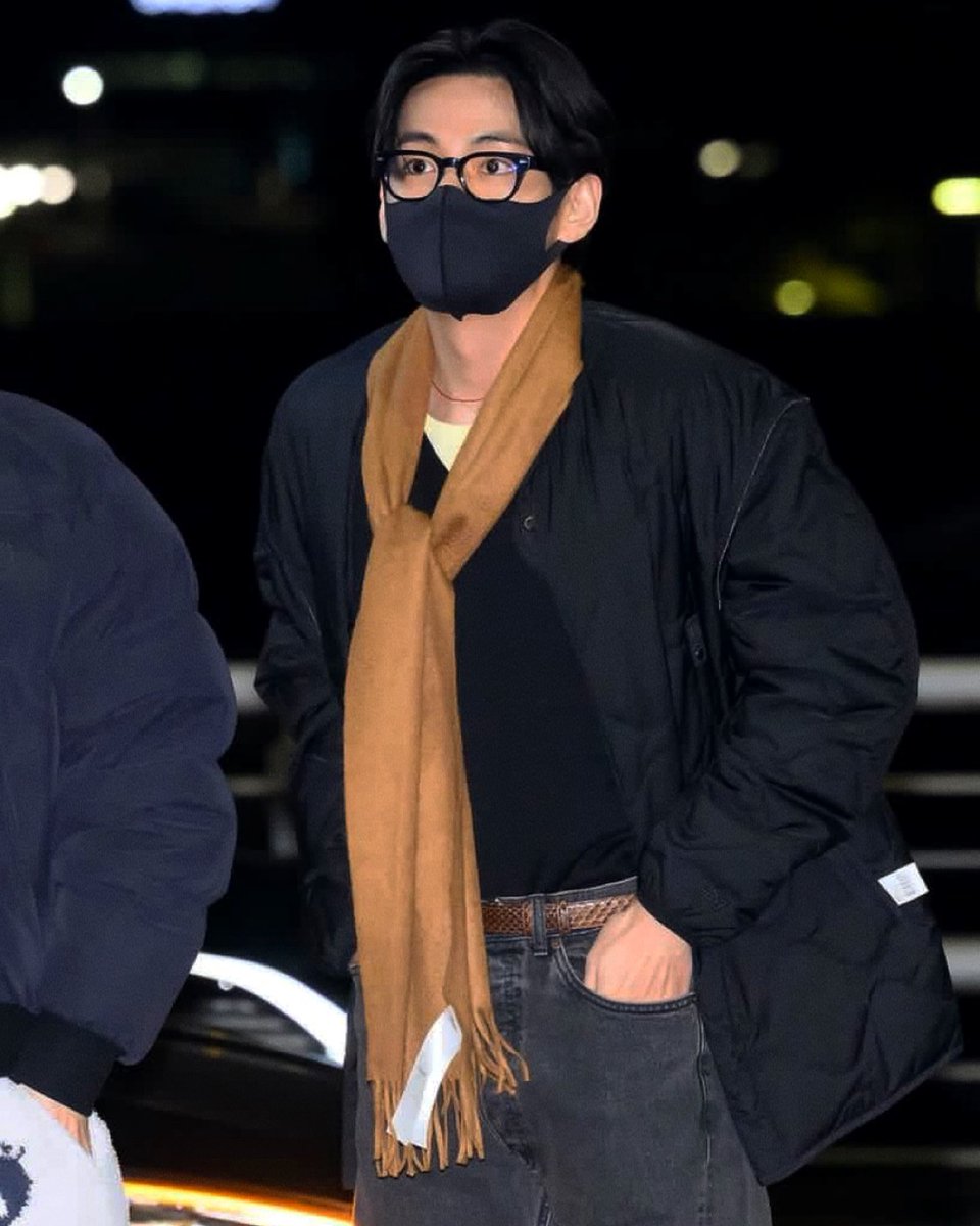 archivefortae's tweet image. KIM TAEHYUNG THE OUTFIT?!