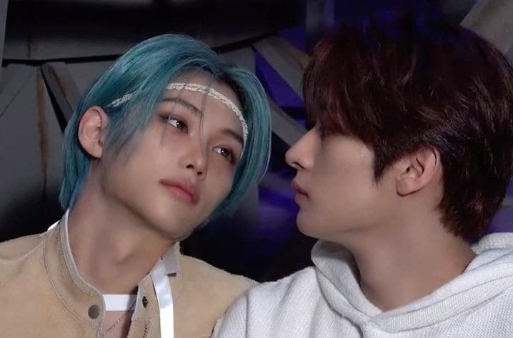 pinksunflwred's tweet photo. this entire photoshoot was insane bc how was minho supposed to focus when he's with this pretty lil fairy whom he wants to kiss so fucking bad https://t.co/8wpFspP4fY
