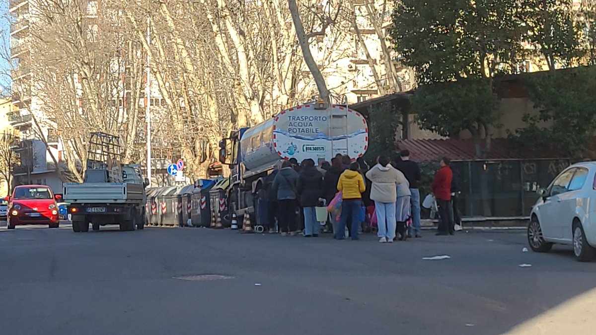#EMERGENZA #IDRICA a #Roma: migliaia di #famiglie #romane senza #acqua.
GRAZIE Sindaco Gualtieri che invece di"investire"fondi pubblici per le"manutenzioni ordinarie"si"finanziano"progetti per"accoglienza/integrazione"di #immigrati.
#Gualtiero DIMETTITI!
#remigrazione_riconquista