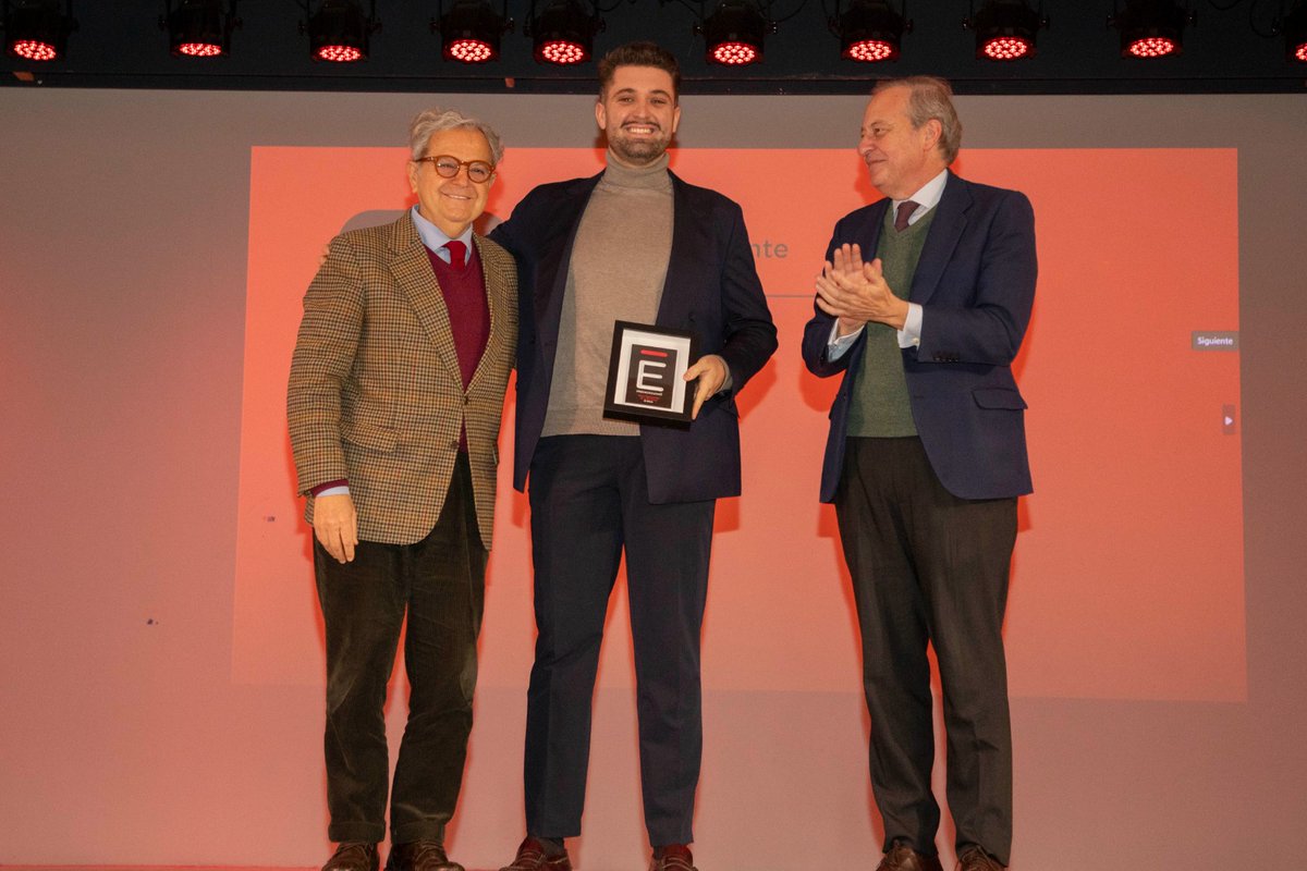 dipucordoba's tweet photo. El presidente de la @dipucordoba, @s_fuentesl, ha entregado hoy el premio Gurmé a Francisco Barona, propietario del restaurante El Olivo, de Luque. 

🏆¡Enhorabuena a Francisco y a todos los premiados! https://t.co/nzZEH9DZkU