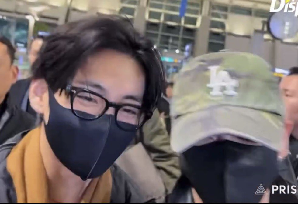 guys taekook are back with their contrasting fashion sense and personalities at airport i am crying that's my PEAK dynamic duo <33 🥹🥹