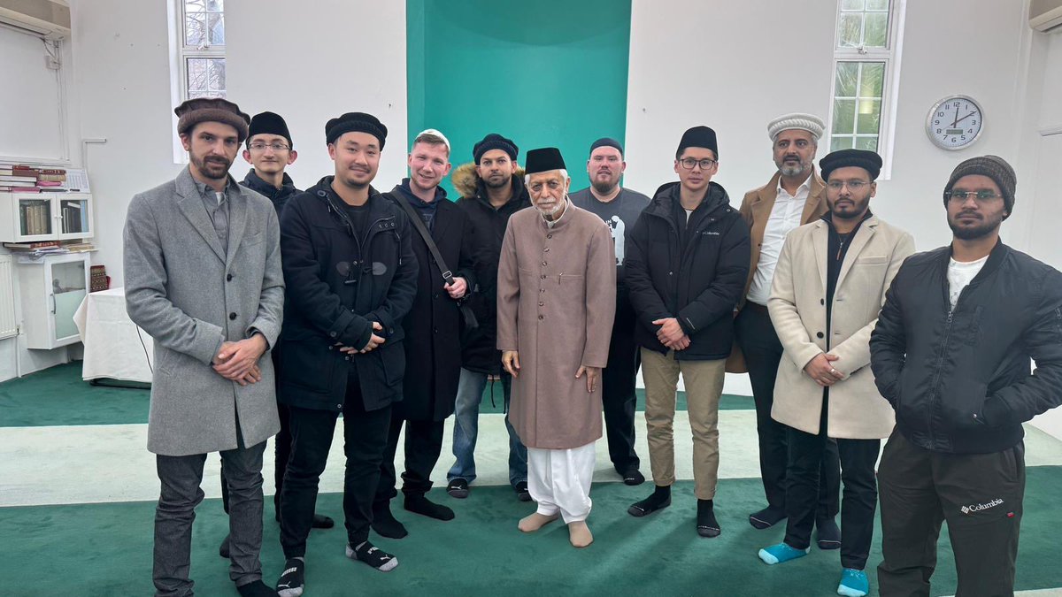 ansar58's tweet photo. By the grace of Allah ten Canadian new converts along with our National Secretary Sahib and a team member are in the UK to meet Huzoor. https://t.co/gnFb1f2dPS
